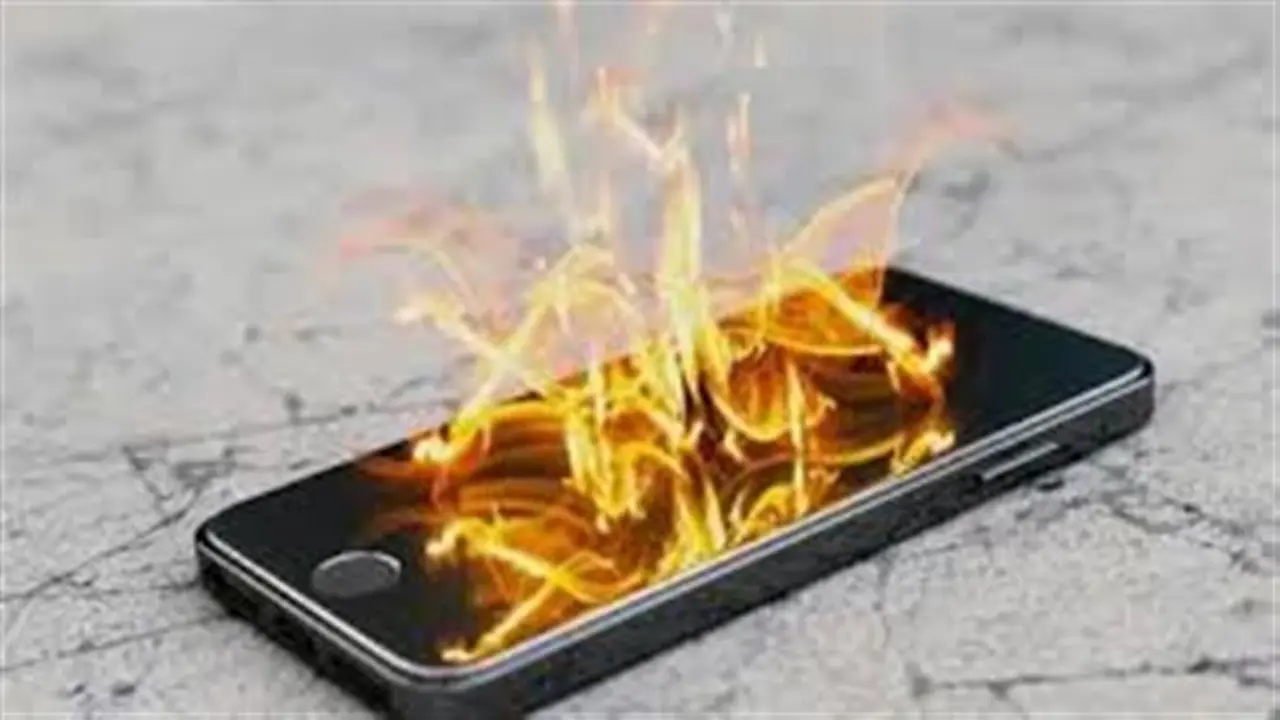 واقعة آيفون 17.. انفجار الهاتف بعد ساعات من شرائه يثير ردود فعل غاضبة